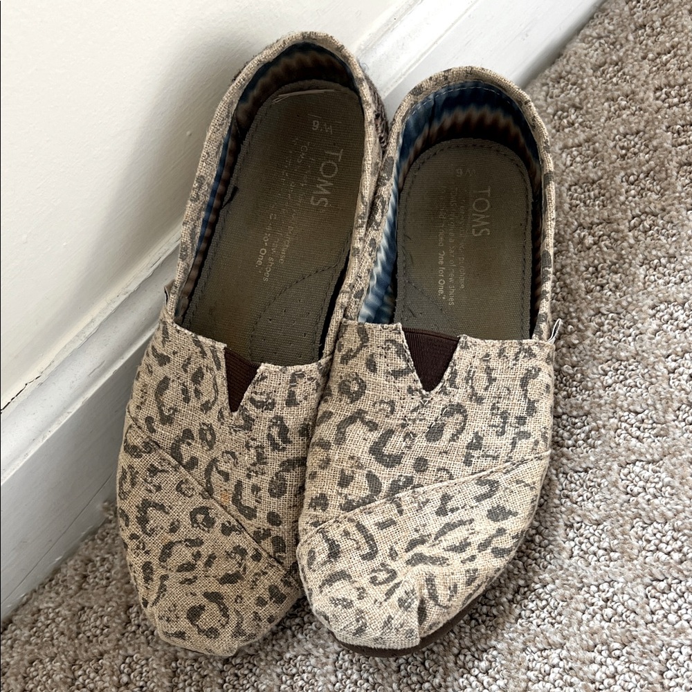 TOMS woman’s  Tan Leopard Moccasins